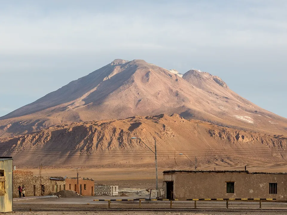 Volcán Ollagüe visto desde el pueblo
